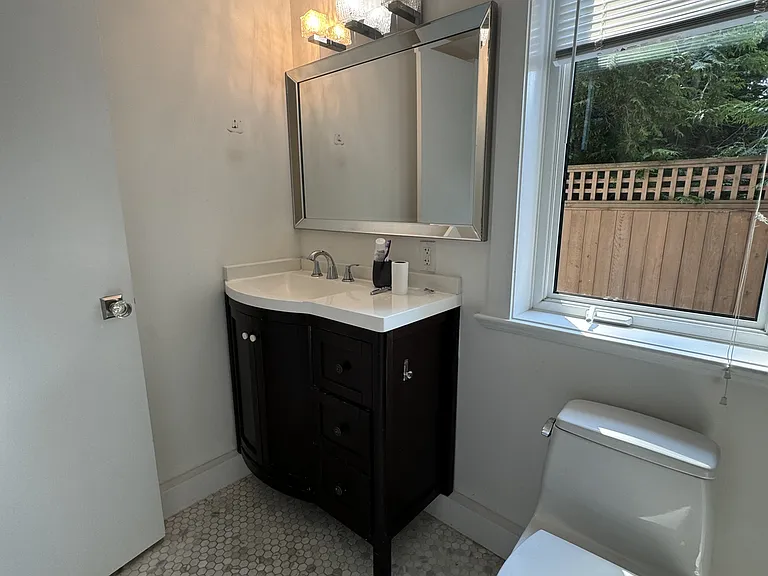 2410 Ottawa Ave — Photo 9
