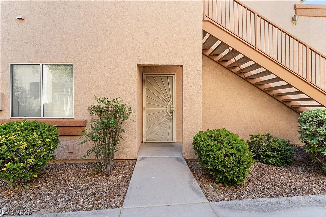 2 bed, 1048 sqft, $1,350 — Photo 2