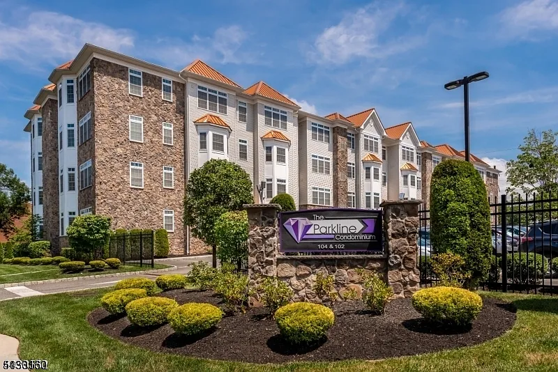 Building Photo - 102 E Elizabeth Ave #406