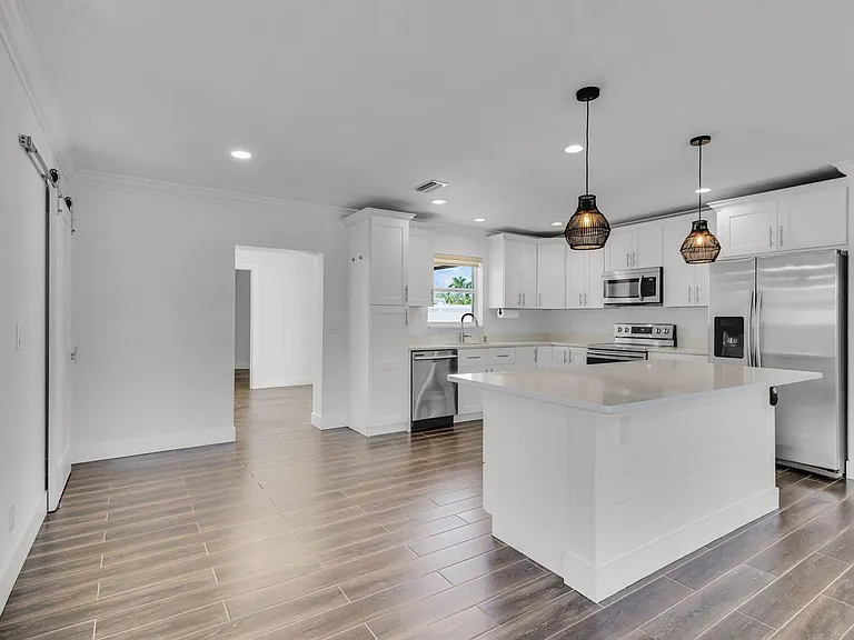 204 W Whitney Dr — Photo 10