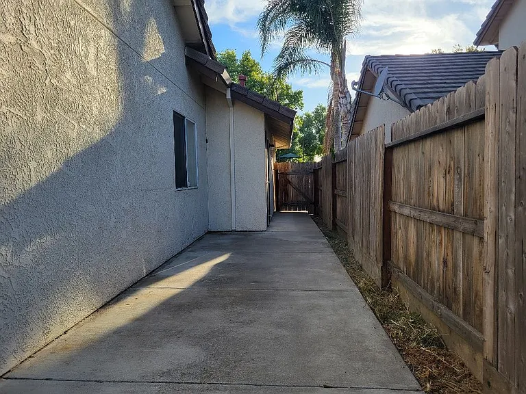 1812 College Greens Dr — Photo 23