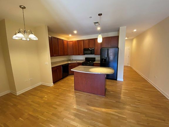 3rd image of 1124 W Lake St Unit 513