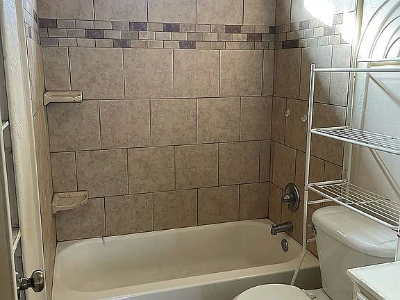 4th image of 915 SW 36th St