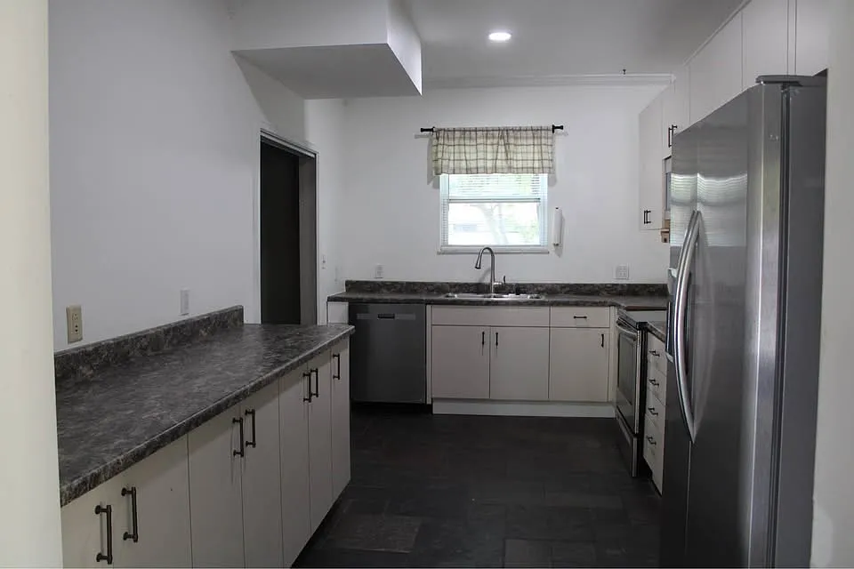 4 bed, 3335 sqft, $3,500 — Photo 2