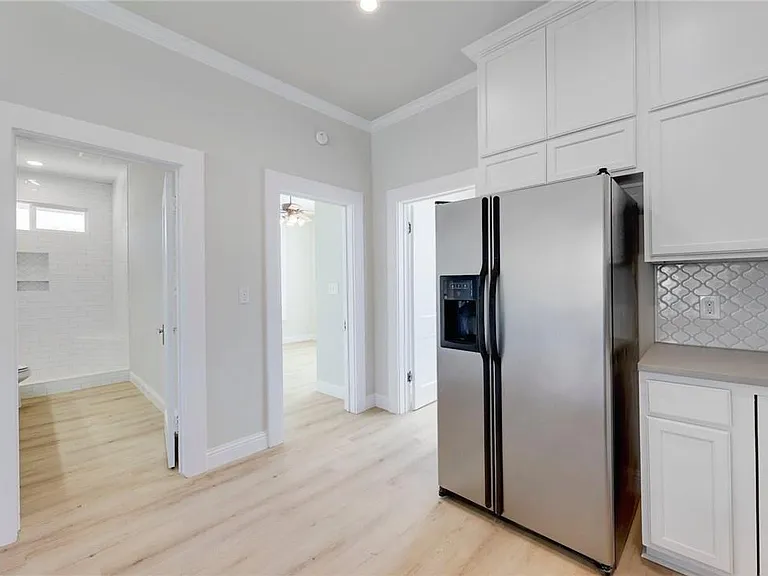719 W 3rd St — Photo 12