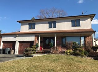 32 Knolls Dr, New Hyde Park, NY 11040