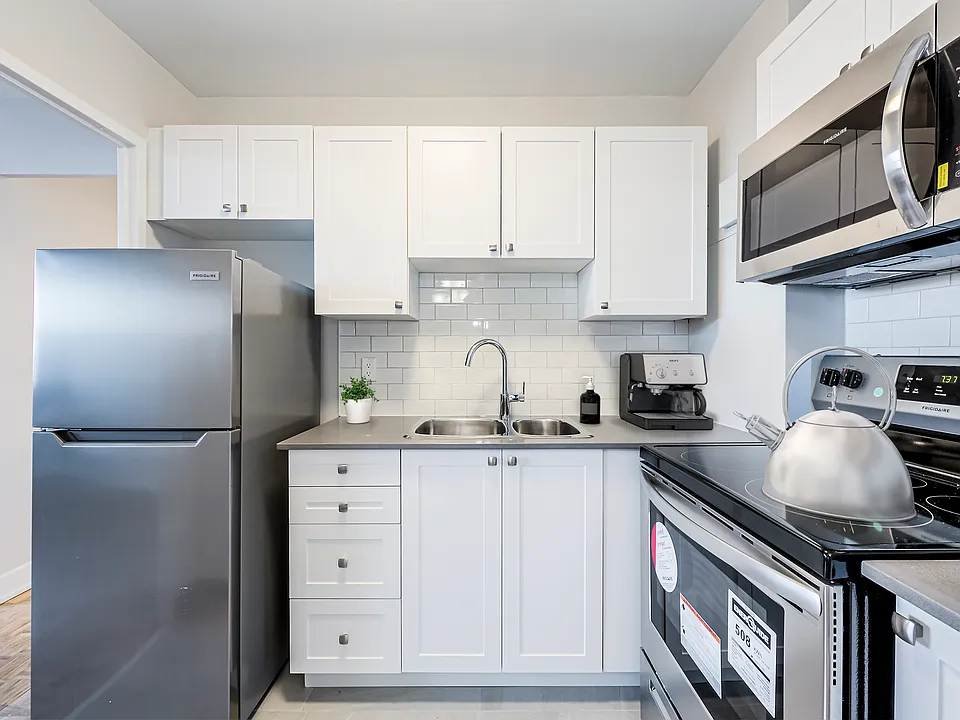 110 Erskine Ave