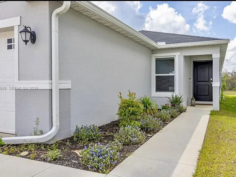 1136 Papaya Cir — Photo 3