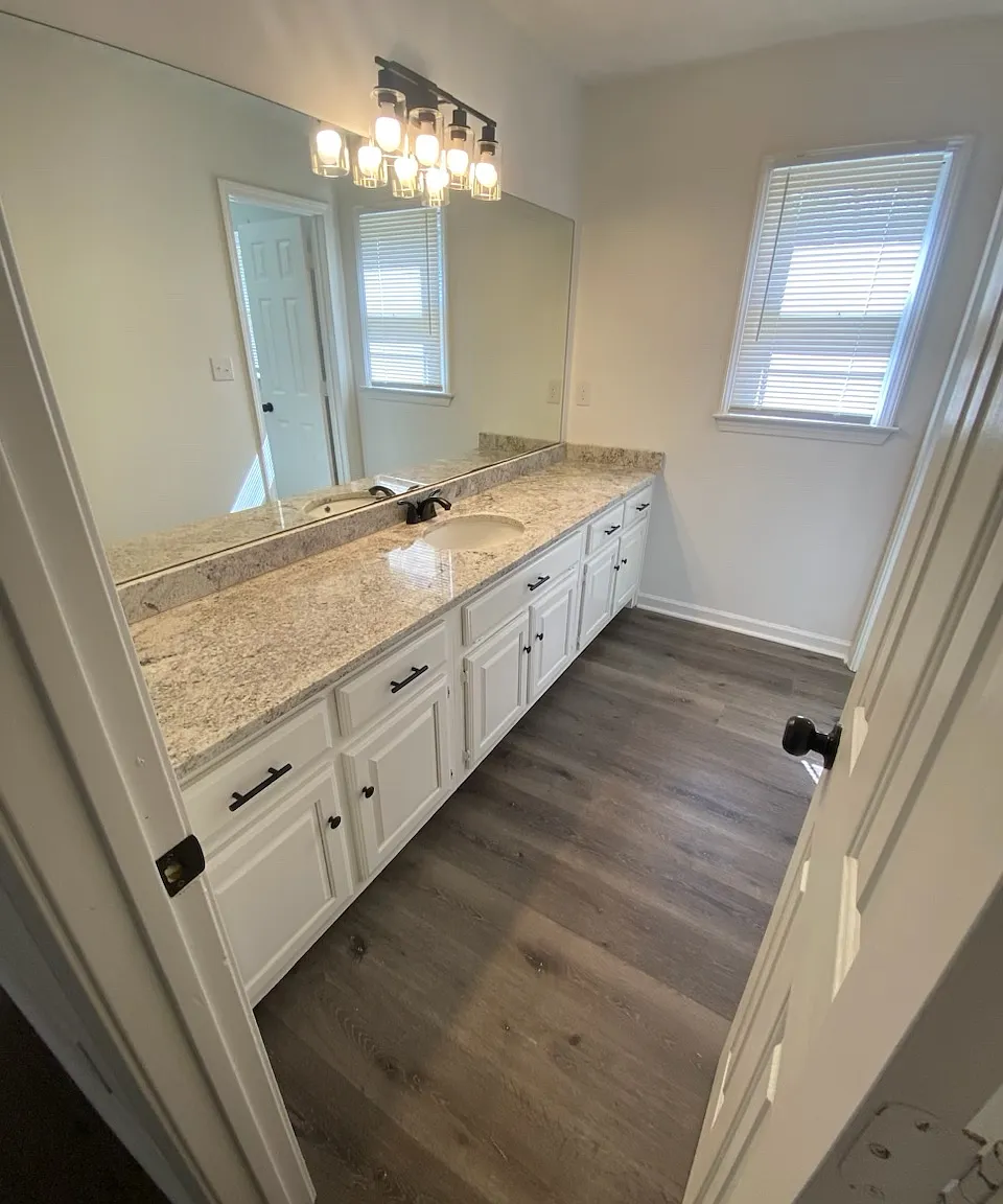 3 bed, 2400 sqft, $2,300 — Photo 2
