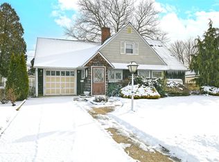 99 Bobolink Ln, Levittown, NY 11756