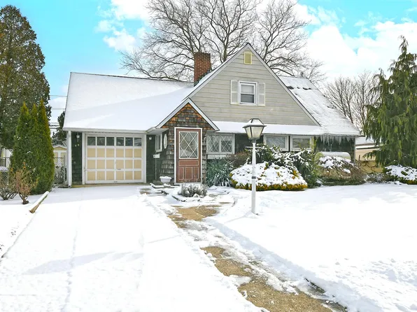 99 Bobolink Lane, Levittown, NY 11756