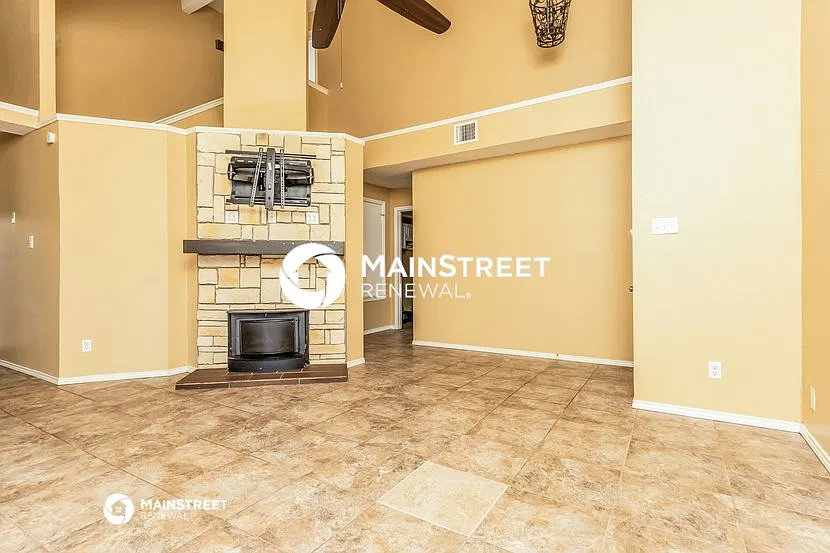 923 Boxwood Dr — Photo 3