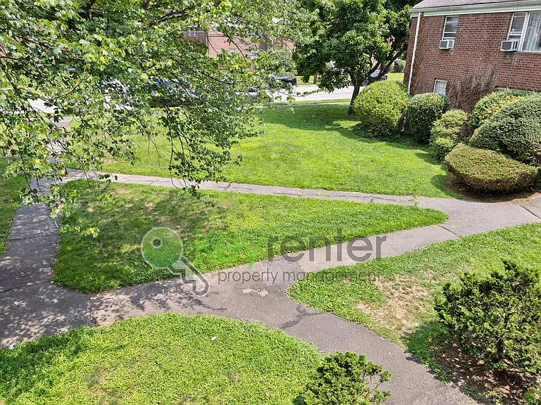 9 Brookdale Gdns #D — Photo 16