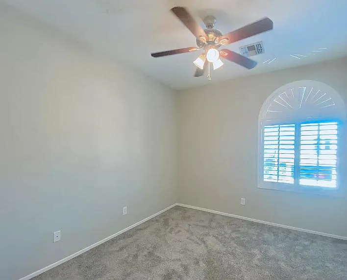 1613 W Lacewood Pl — Photo 2
