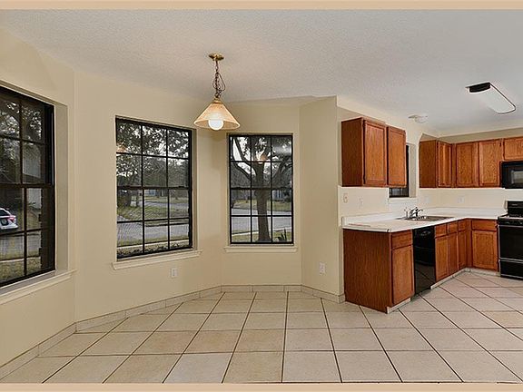 3rd image of 513 Valley Dr