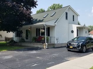 10328 Cayuga Dr, Niagara Falls, NY 14304