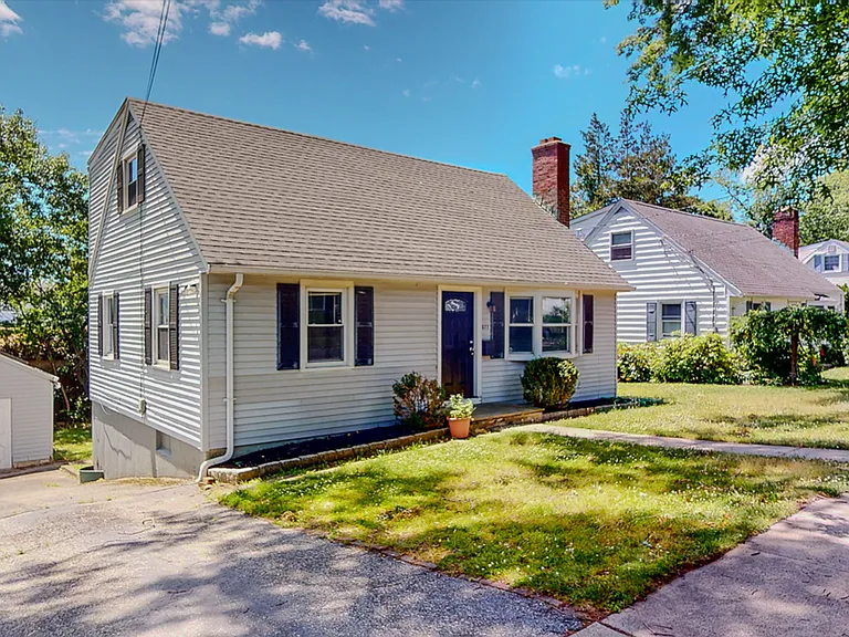 677 Garfield Ave — Photo 3