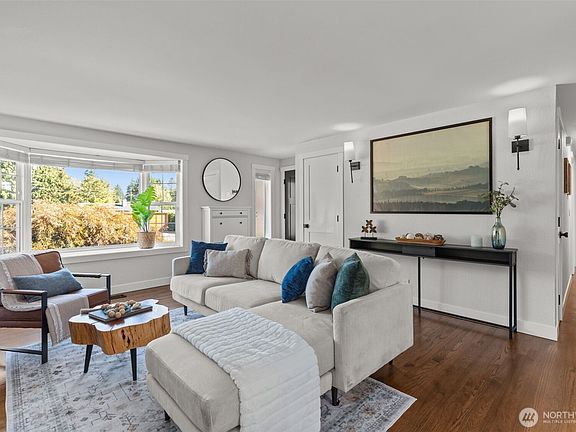 4th image of 915 Monroe Avenue NE