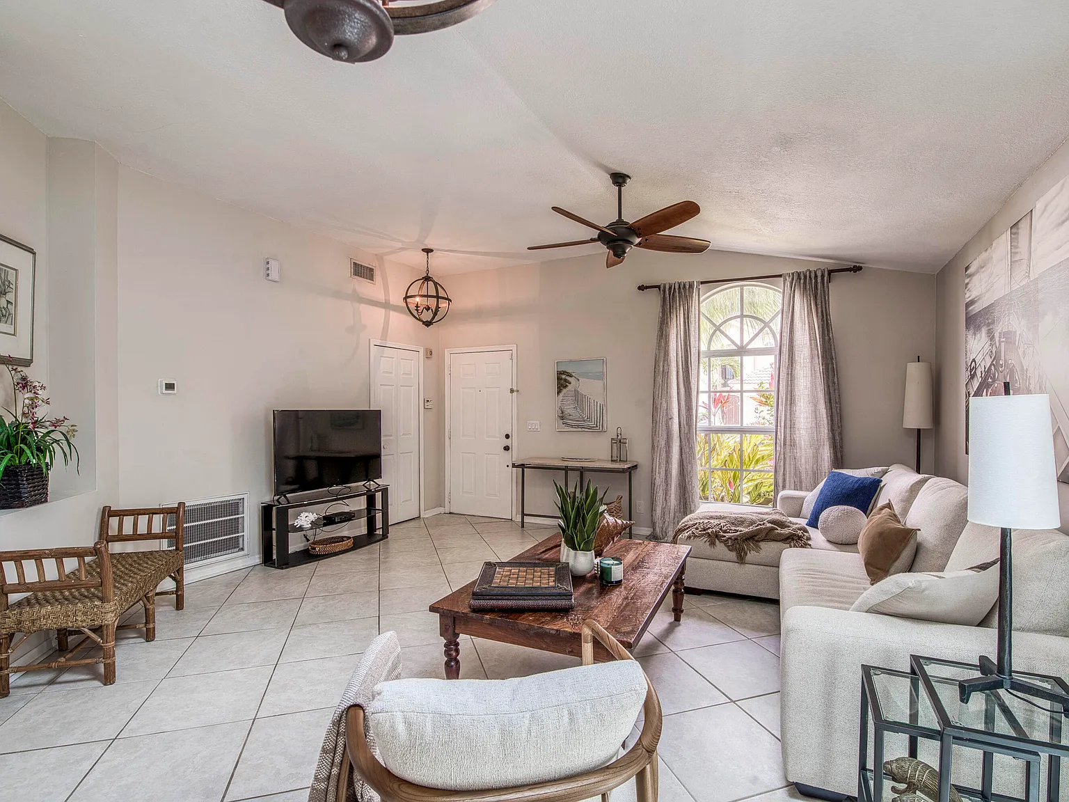 3 bed, 2.0 bath, 1701 sqft, $4,200 — Photo 4