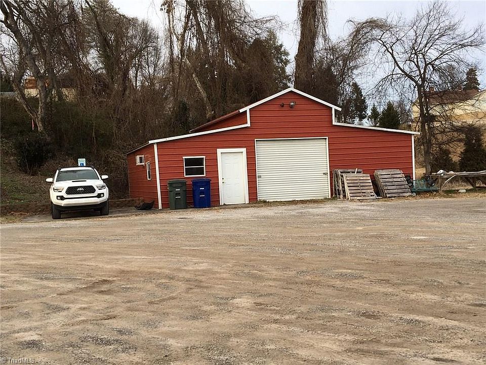 1st image of 105 Oakwoods Rd