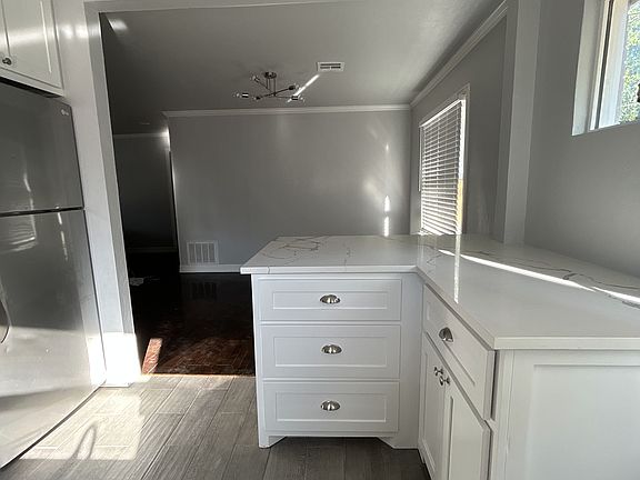 5th image of 1610 Oxford Way