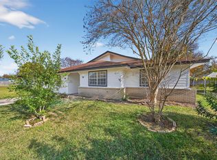 907 S 3rd St, La Porte, TX 77571