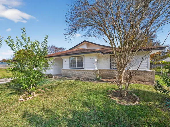 907 S 3rd St, La Porte, TX 77571