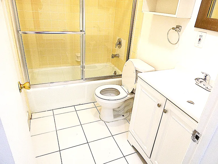 669 N Grand Ave #4 — Photo 15
