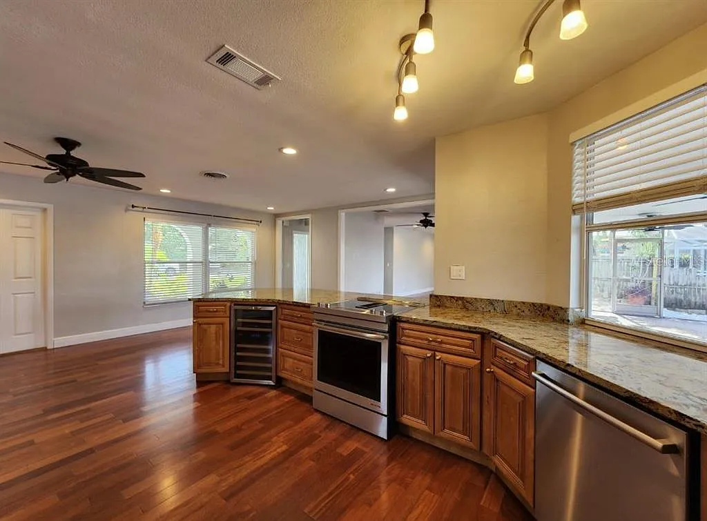 3 bed, 2.0 bath, 1619 sqft, $5,500 — Photo 4