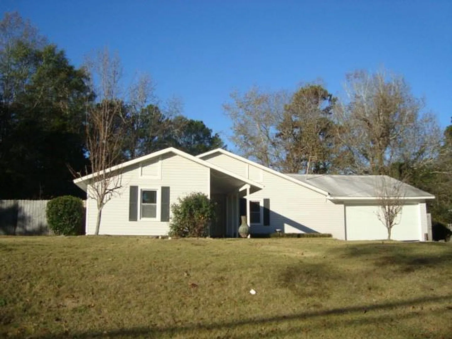 Renovated 4 bedroom available now to rent! — Photo 1