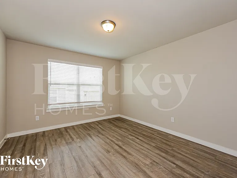 325 Niki Dr — Photo 14