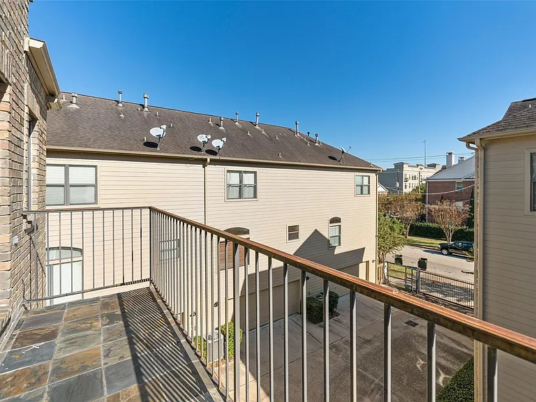 2304 Jackson St — Photo 11