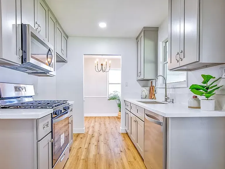 6621 Lindley Ave — Photo 4
