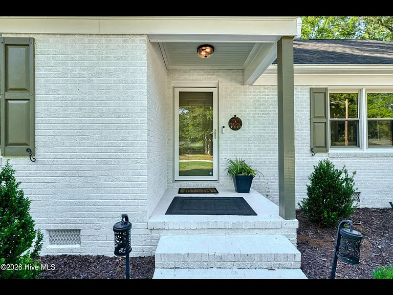 611 Clark Dr — Photo 3