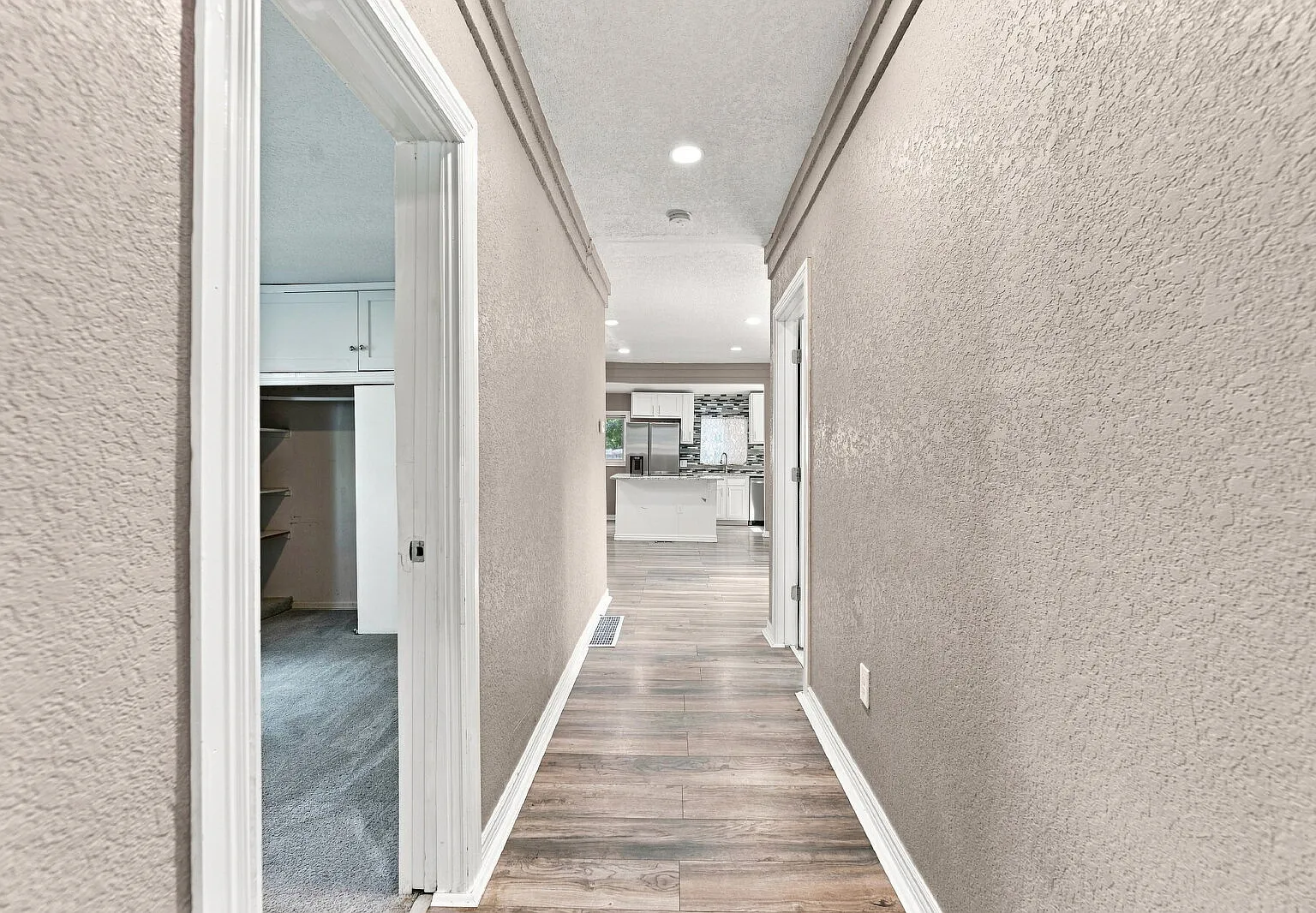 3 bed, 2.0 bath, 1206 sqft, $2,801 — Photo 3