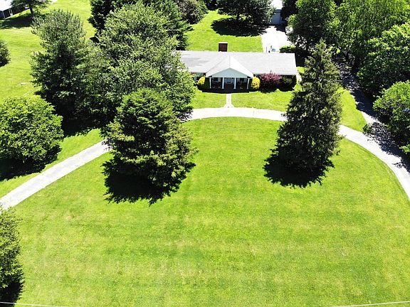 3rd image of 584 Gilbert Dr