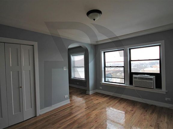 2nd image of 550 W Arlington Pl #550306