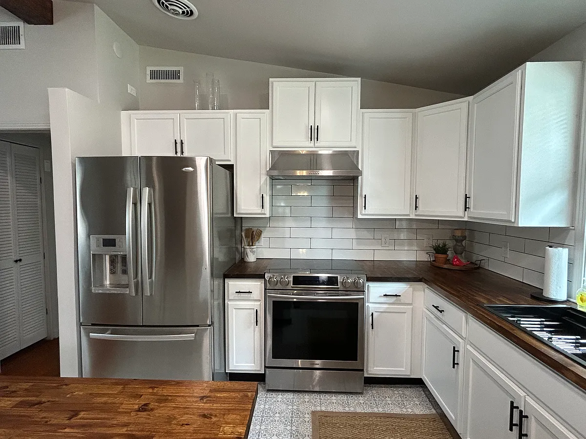 Primary Photo - 7424 Roslyn Rd