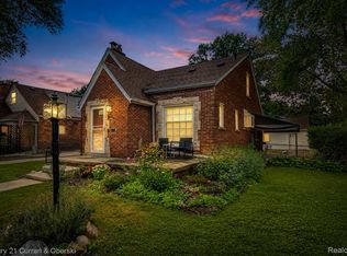 2100 Lancaster St, Grosse Pointe Woods, MI 48236