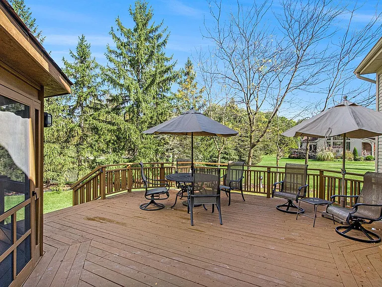 5974 Versailles Ave — Photo 32