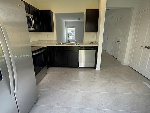 5th image of 552 NE 4th Ln