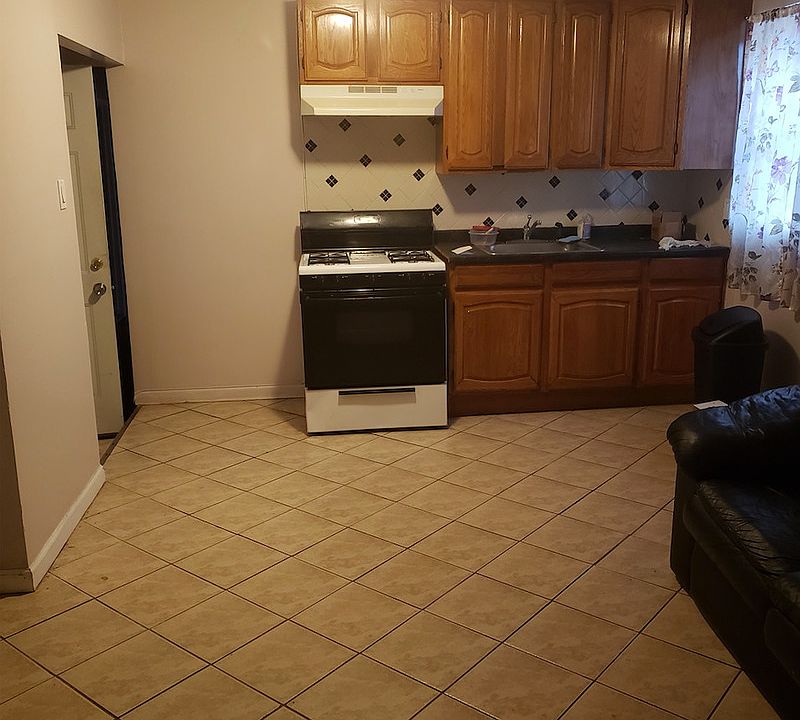 1st image of 166-26 Gothic Dr #1
