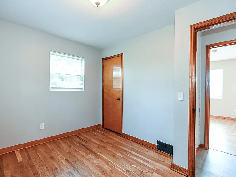 406 Irwin Ln — Photo 18