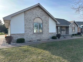 101 Woodhaven Ct, Combined Locks, WI 54113