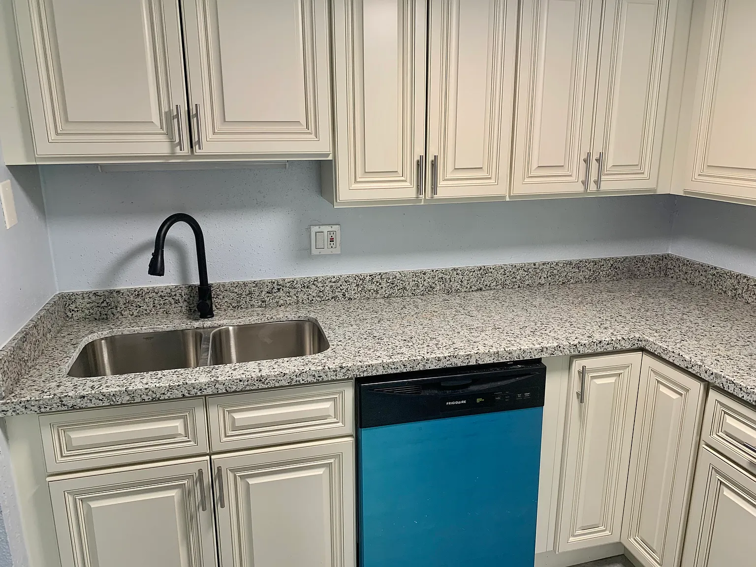 811 Vouray Dr — Photo 2