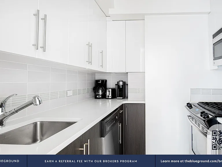 300 E 51st St #19B — Photo 9