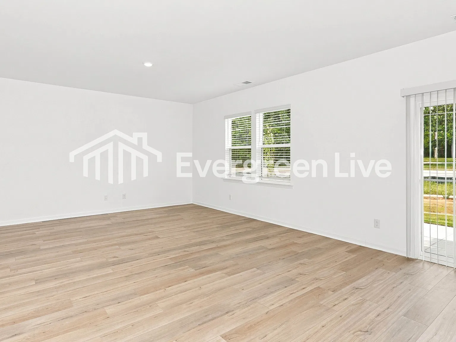 4 bed, 2.5 bath, 2233 sqft, $2,180 — Photo 2