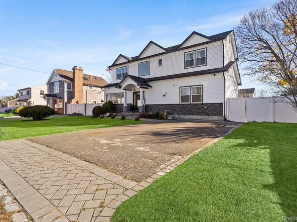 166 17th Street, West Babylon, NY 11704