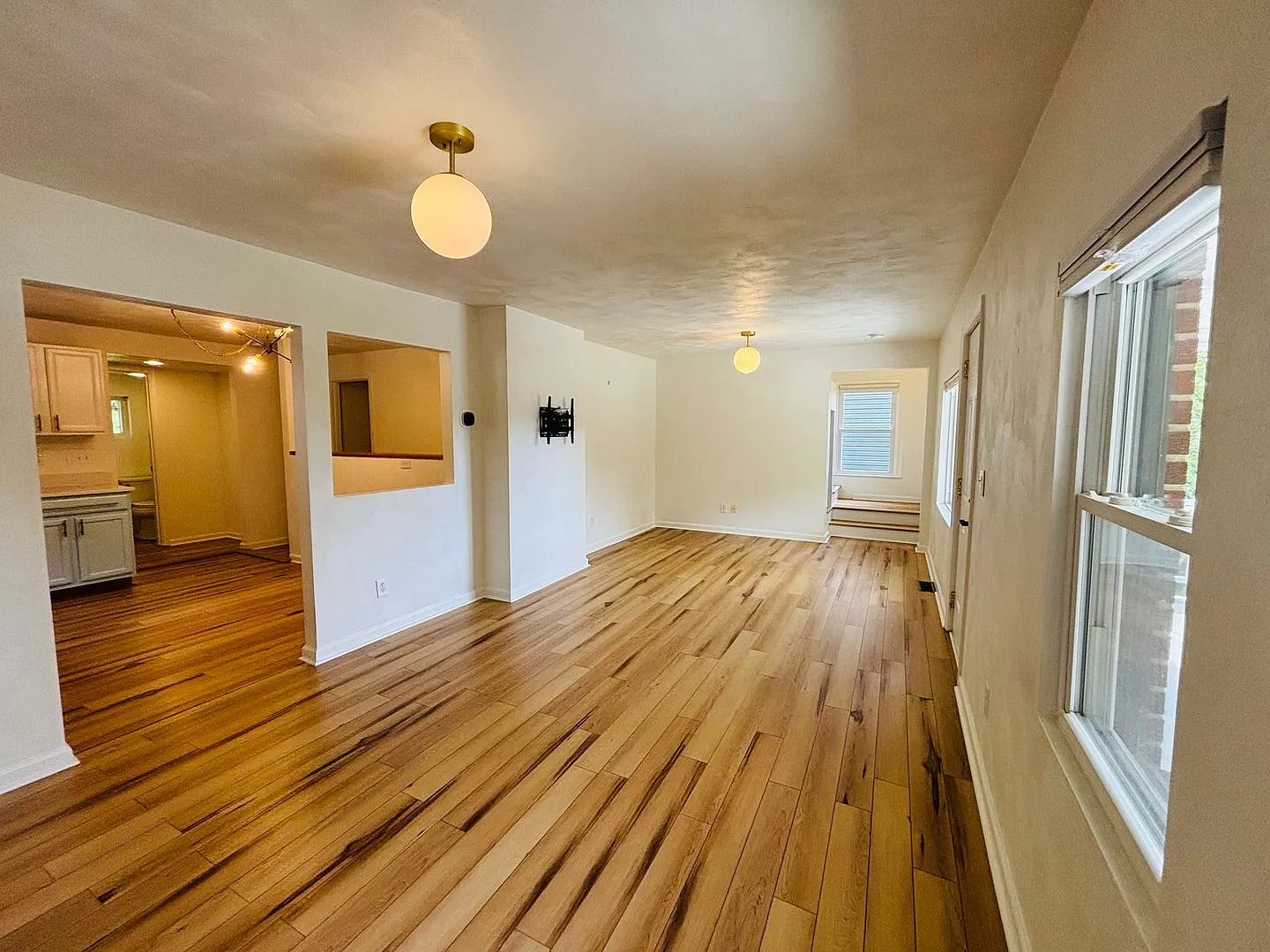 *Renovated Kitchen And Baths!* 2 Bedroom, 2.5 Bath House — Photo 3