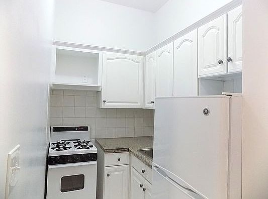 2nd image of 107 Eldridge St APT 3B